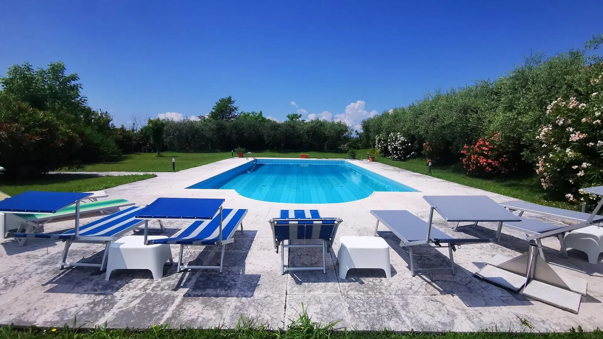 Casa Ghirlanda Con Piscina E Campo Da Tennis Λατζίζε 0*,
